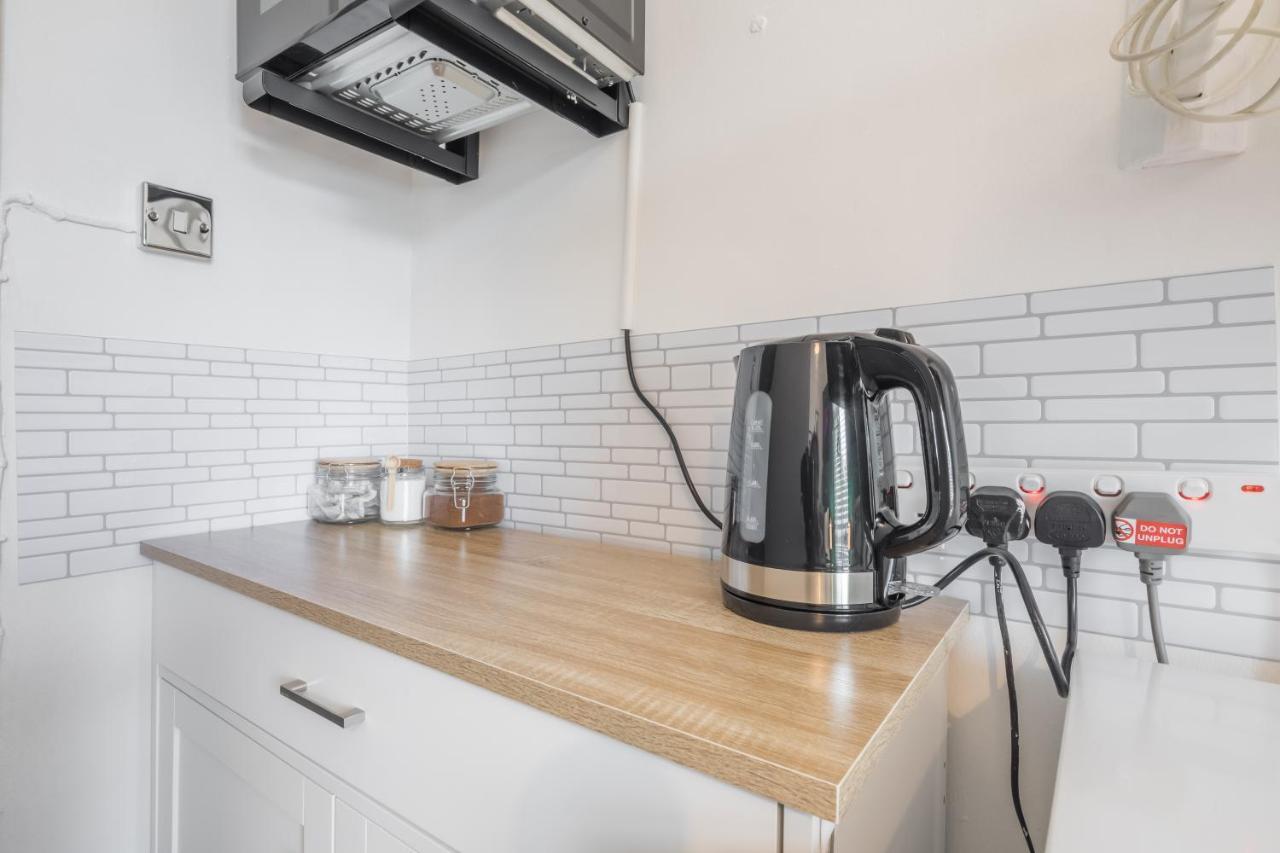 Private Room 6 With Kitchenette By Cb Stays No Minimum Stays Cambridge  Bagian luar foto